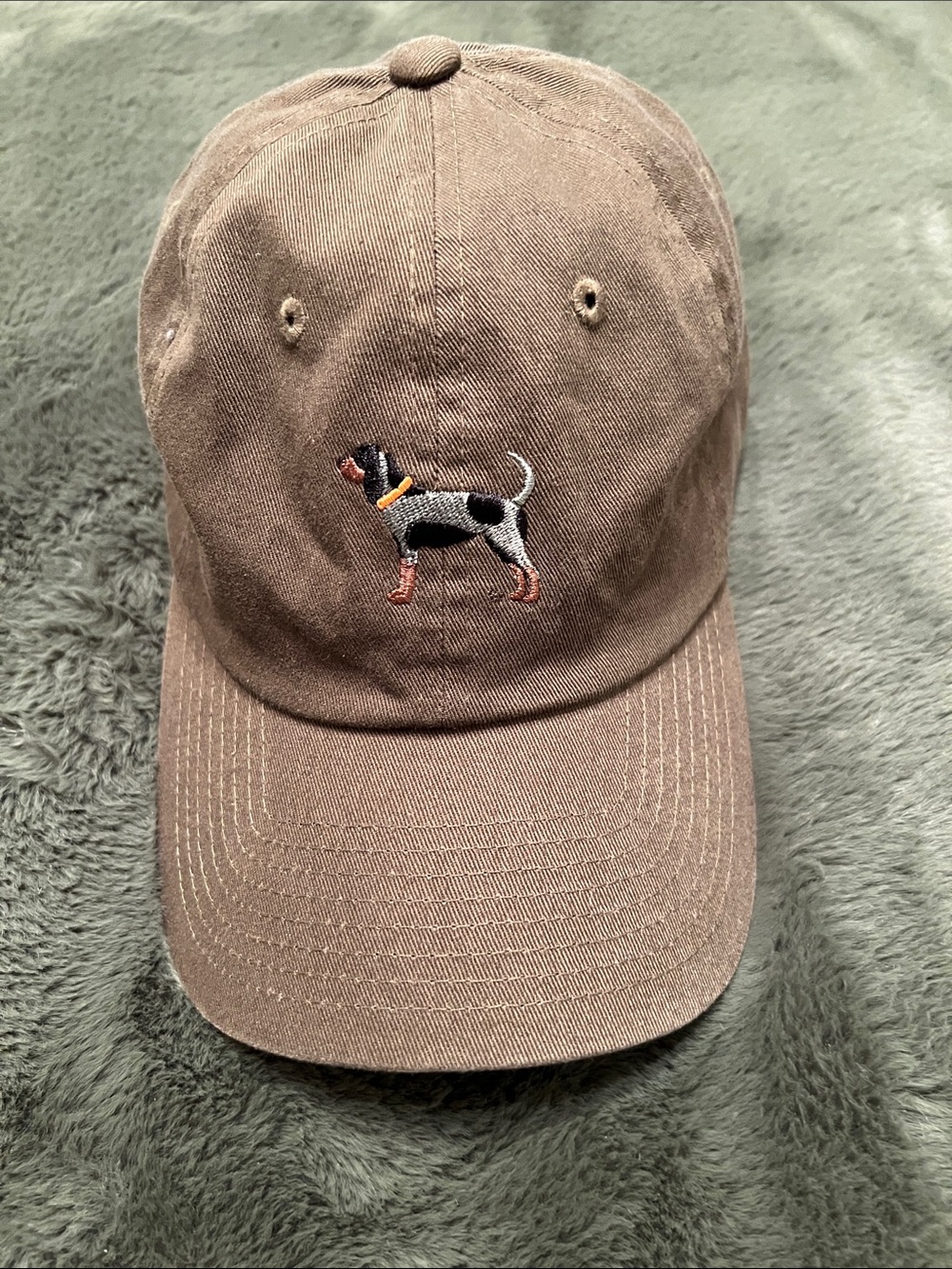 New Mens Volunteer Traditions Tennessee Hound logo with adjustable rear strap.